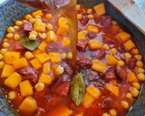 Foto del paso 3 de la receta: Garbanzos con chorizo a la sidra y calabaza