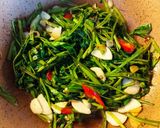 Foto langkah ke 3 dari resep Tumis Kangkung Bakso Saus Tiram.