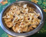 Une image de l'étape 10 de Farfalles bicolores au gorgonzola,basilic et oignon rouge.