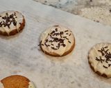 Foto del paso 11 de la receta Galletas de turrón bañadas en chocolate blanco