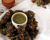 A picture of step 5 of Karemu ke saag ki pakudi.