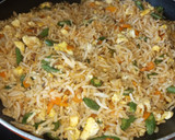 ரோட்டுக்கடை முட்டை ஃப்ரைடு ரைஸ் (Muttai fried rice recipe in tamil) ரெசிபி ஸ்டேப் 8 புகைப்படம்