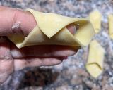 Foto del paso 3 de la receta: Gaznate de yemas sin manteca y sin grasa