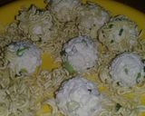 Foto langkah ke 2 dari resep Bola-bola Rambutan Mie.