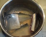 A picture of step 1 of Mackerel Simmered in Sweet Miso.