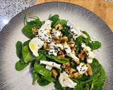Foto del paso 3 de la receta: Ensalada de espinacas, queso de cabra, nueces y vinagreta de miel mostaza