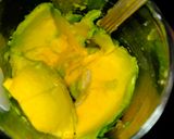 Foto langkah ke 2 dari resep Alpukat Kocok Gula Aren Susu UHt.
