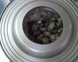 A picture of step 1 of Sake Steamed Manila Clams.