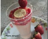 A picture of step 7 of Homemade strawberry mojito 😊😊😊.