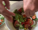 Foto del paso 4 de la receta: Alubias, ensalada, marisco en lata y jamón