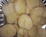 A picture of step 1 of Potato chips pakawri.