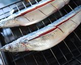 A picture of step 3 of Methods for Pre-Cutting Salt-Grilled Pacific Saury.