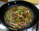 Foto del paso 5 de la receta: Huevos fritos con ajetes y salsa de soja {receta exprés china}🍳