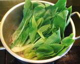 Hình bước làm 2 của món Bún áp chảo với nấm thuỷ tiên