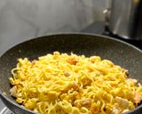 Foto langkah ke 4 dari resep Mie Goreng Lada hitam.