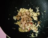 Foto langkah ke 4 dari resep Nasi Goreng Sosis Bumbu Iris.
