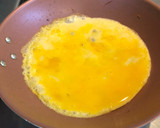 Foto del paso 1 de la receta: Omelette Oaxaqueño (flor de calabaza, quesillo y chapulines)