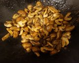A picture of step 8 of Mushrooms in oyster sauce.