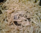A picture of step 4 of Leung mein wong (noodles golden both sides).