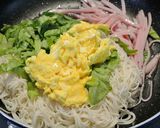 A picture of step 5 of Easy Stir-fried Somen Noodles with Lettuce and Ham.