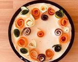 Foto del passaggio 3 della ricetta Torta di ricotta con roselline di verdure miste
