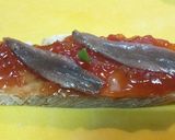 Foto del paso 4 de la receta Tostadas con confitura de tomate y anchoas