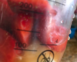 Foto del paso 1 de la receta: Licuado de banana y frutillas