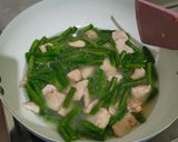 Foto langkah ke 2 dari resep Cah Kacang Panjang Ayam Telur Kecap Simpel.
