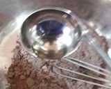 A picture of step 3 of Oreo chocolava cup cake.