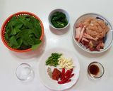รูปขั้นตอนการทำที่ 1 ของ ผัดไก่ใบยี่หร่า # อาหารไทยง่ายๆ