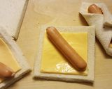 Hình bước làm 2 của món Sandwich nướng cùng Xúc xích & Phômai