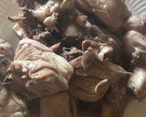 Foto del paso 1 de la receta: Guiso de pollo con puerro y guisantes