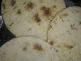 Arepa con plátano y tomate