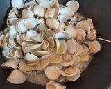 Foto del passaggio 2 della ricetta Spaghettoni alle vongole