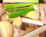 Hình bước làm 1 của món Bánh canh bột mì, bí đỏ nấu sườn cọng