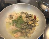 Foto del passaggio 2 della ricetta Orecchiette gamberi vongole asparagi