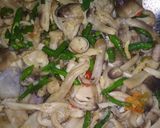 Foto langkah ke 4 dari resep Tumis jamur cabe hijau.