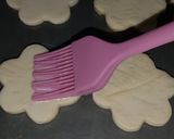 A picture of step 3 of Floral puffs.