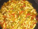 Noodles de arroz con pollo y verduras