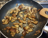 Foto del paso 1 de la receta: Hojaldres de boletus, gambas y huevo