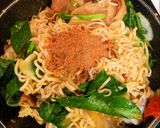 รูปขั้นตอนการทำที่ 4 ของ ผัดบะหมี่ซีอิ้วทะเลเบคอนพริกแห้ง🍜🦐🦑🥓🥬🌶style by barbie👩🏼‍🍳