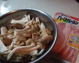 A picture of step 1 of Mushroom Sour Cream Spaghetti.