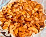 Hình bước làm 2 của món 💚 Bánh Tarte Táo, Thơm, Mận Đỏ & Hạt Thông Nướng