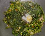 Foto langkah ke 3 dari resep 59. Oseng Kangkung campur bunga kates.