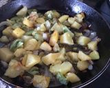 Foto del paso 1 de la receta: Frittata de papas y calabacín (zapallito)