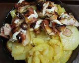 Baconbe tekert csirkemell, tepsis krumplival recept fĂĄzis 3 fotĂłja