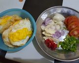 Foto langkah ke 2 dari resep Telur Ceplok Bumbu Kecap Tidak Pedas.