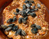 Foto del paso 5 de la receta: Arroz meloso con gambones, calamares y almejas