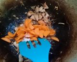 Foto langkah ke 2 dari resep Tumis Wortel Buncis Ayam.