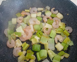 Foto del paso 4 de la receta: Tortilla de puerros y gambas